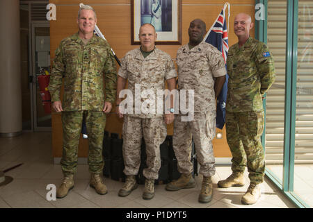 Von links, Brig. Benjamin N. James, Commander, 1 Feuerwehr, Kommandant der Marine Corps Gen. Robert B. Neller, Sgt. Maj. Ronald L. Grün, Sergeant Major das Marine Corps und Warrant Officer Class One Matthew J. Sullivan, Sergeant Major, 1. Brigade, für ein Foto an der 1. Brigade Headquarters im Robertson Kaserne, Darwin, Australien, 17. Okt. 2016 darstellen. Neller und Grünen besucht Darwin mit der Australischen Armee Führung zu treffen Stärkung der Militär-militärischen Beziehung zwischen den beiden Ländern zu diskutieren. (U.S. Marine Corps Foto von Cpl. Samantha K. Braun) Stockfoto