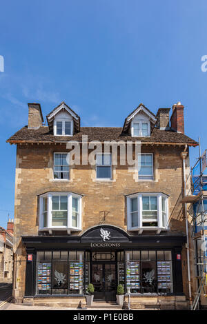 Lockstones die Immobilien Agentur auf der High Street in Malmesbury, Wiltshire, Großbritannien Stockfoto