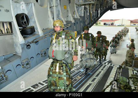 Hunderte von fallschirmjäger sind auf der Airbase Aviano in Italien versammelt, mehrere Partner und alliierten Nationen für eine der größten kombinierten Luft arbeiten wie Peacemaster Einheit, Okt. 19, 2016 bekannt. Fallschirmjäger aus Ungarn, Italien, die Niederlande, Polen, Rumänien und den Vereinigten Staaten, nehmen an dem Peacemaster Einheit, die im Laufe der vier Tage gehalten wird. Die kombinierte Übung demonstriert den multinationalen Kapazitäten der zerstreuten Gemeinschaft und das Airborne alliierten Nationen zusammen. Die 173Rd Airborne Brigade ist der US-Armee Contingency Response Fo Stockfoto