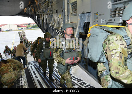 Hunderte von fallschirmjäger sind auf der Airbase Aviano in Italien versammelt, mehrere Partner und alliierten Nationen für eine der größten kombinierten Luft arbeiten wie Peacemaster Einheit, Okt. 19, 2016 bekannt. Fallschirmjäger aus Ungarn, Italien, die Niederlande, Polen, Rumänien und den Vereinigten Staaten, nehmen an dem Peacemaster Einheit, die im Laufe von vier Tagen statt und wird mit einem Flügel exchange Zeremonie ihren Höhepunkt erreichen. Die kombinierte Übung demonstriert den multinationalen Kapazitäten der zerstreuten Gemeinschaft und das Airborne alliierten Nationen zusammen. Die 173Rd Airborne Stockfoto