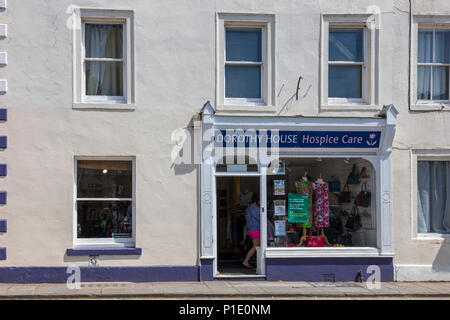 Die Dorothy Haus Hospiz Charity Shop auf dem Marktplatz, Malmesbury, Wiltshire, Großbritannien Stockfoto