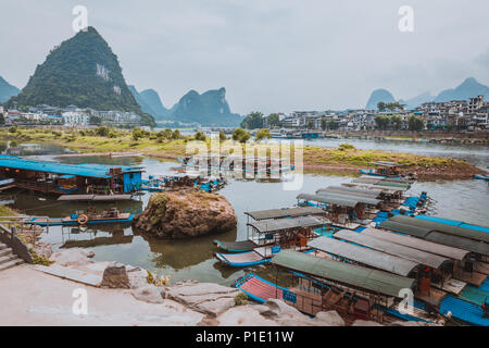 YANGSHUO, CHINA - 26. MAI 2018: die malerische Landschaft bei Yangshuo County von Guilin. Li River (Fluss Lijiang). Sportboote am Pier in Yangshuo Stadt, Stockfoto