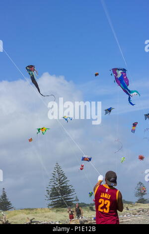 Otaki, Neuseeland - 5. März, 2016: Personen, die die jährliche Otaki Kite Festival im Sommer auf der schönen Kapiti Küste von Neuseeland statt. Stockfoto