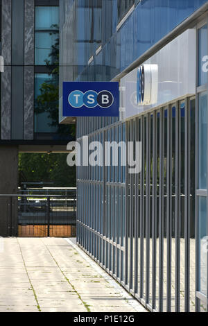 Das Logo der Bank TSB auf der Außenseite der Niederlassung Torbogen, nördlich von London. Stockfoto