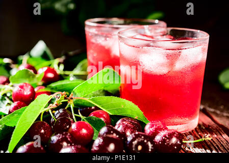 Frische Kirschen und Eis kirsche frucht Getränk auf Holz Stockfoto