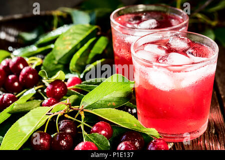 Frische Kirschen und Eis kirsche frucht Getränk auf Holz Stockfoto