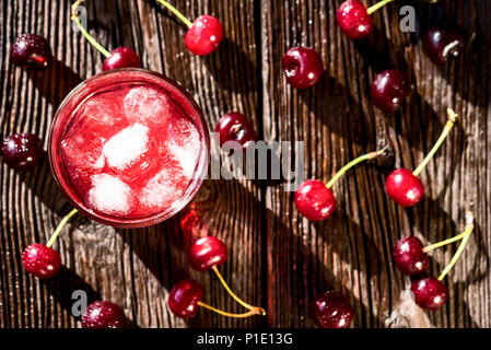 Ansicht von oben Kirschen und kirsche frucht Getränk auf Holz Stockfoto