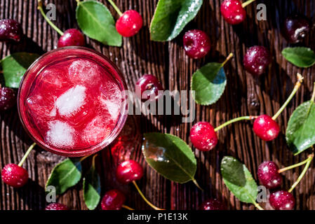 Ansicht von oben Kirschen und kirsche frucht Getränk auf Holz Stockfoto