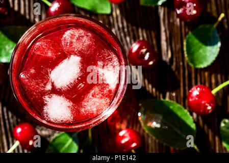 Ansicht von oben Kirschen und kirsche frucht Getränk auf Holz Stockfoto