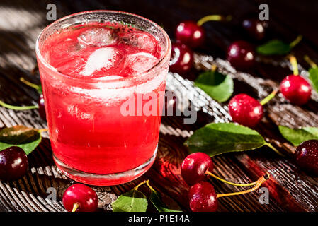 Frische Kirschen und Eis kirsche frucht Getränk auf Holz Stockfoto