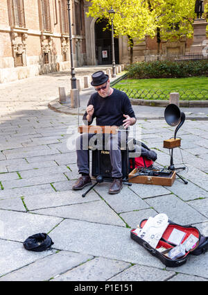 Musiker spielt Theremin Stockfoto