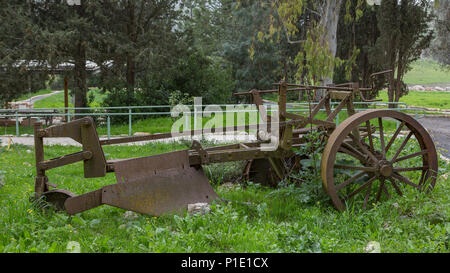 Alte, rostige farm Maschine steht auf dem Bauernhof als Denkmal Stockfoto