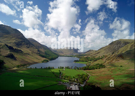 Unten kommen aus Fleetwith Hecht die Ansicht der Buttermere Tal mit dem Fells und bewölkter Himmel, das Leben ist gut Stockfoto