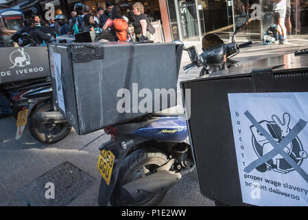 Torrington Place, London, 12. August 2016. Deliveroo ist in einer Reihe über eine neue Gehaltsstruktur mit seinen trabanten wie bis zu 100 Arbeiter und suppor verwickelt Stockfoto