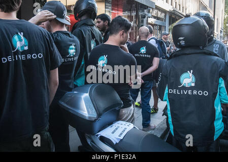 Torrington Place, London, 12. August 2016. Deliveroo ist in einer Reihe über eine neue Gehaltsstruktur mit seinen trabanten wie bis zu 100 Arbeiter und suppor verwickelt Stockfoto