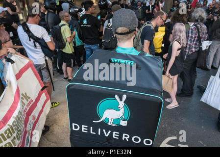 Torrington Place, London, 12. August 2016. Deliveroo ist in einer Reihe über eine neue Gehaltsstruktur mit seinen trabanten wie bis zu 100 Arbeiter und suppor verwickelt Stockfoto