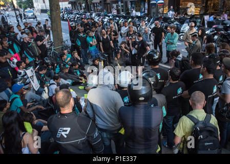 Torrington Place, London, 12. August 2016. Deliveroo ist in einer Reihe über eine neue Gehaltsstruktur mit seinen trabanten wie bis zu 100 Arbeiter und suppor verwickelt Stockfoto