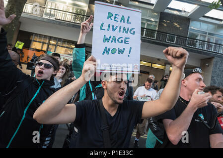 Torrington Place, London, 12. August 2016. Deliveroo ist in einer Reihe über eine neue Gehaltsstruktur mit seinen trabanten wie bis zu 100 Arbeiter und suppor verwickelt Stockfoto