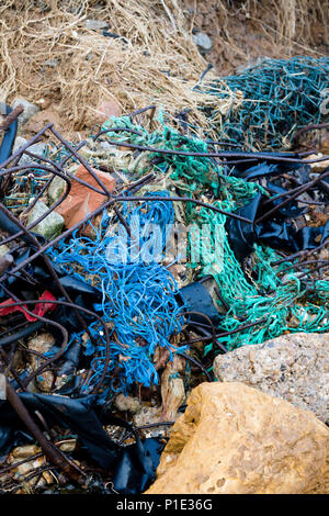 Kunststoff Einstreu und anderen Müll links am Strand auf der Isle of Grain, Kent, Vereinigtes Königreich Stockfoto
