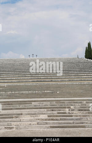 Redipuglia, gehen, Italien - Juni 3, 2017: Treppe von Redipuglia War Memorial ist ein Weltkrieg Denkmal und drei große Kreuze auf der Oberseite im Norden I Stockfoto