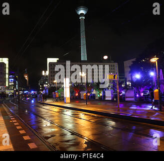 Berlin, Deutschland - 18. August 2017: hohe Fernsehturm und Alexanderplatz bei Nacht Stockfoto