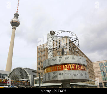 Berlin, Deutschland - 18. August 2017: Urania Weltzeituhr auch genannt Urania-Weltzeituhr in deutscher Sprache ist ein großer Turm Stil Weltzeituhr und Fernsehturm suchen Stockfoto