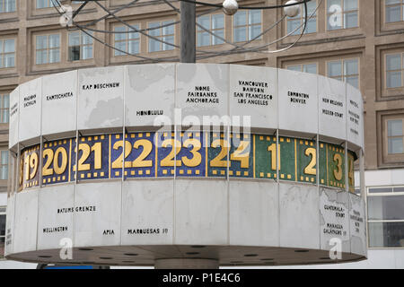 Berlin, Deutschland - 18. August 2017: Urania Weltzeituhr auch genannt Urania-Weltzeituhr in deutscher Sprache ist ein Revolver Weltzeituhr auf dem Alexanderplatz in Mi Stockfoto