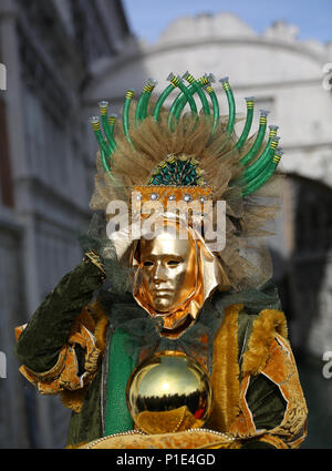 Venedig, Italien - Februar 5, 2018: goldene Maske mit Globus in Gold in der Nähe der Alten Brücke der Seufzer während Karneval Stockfoto