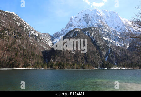 Awesome alpine kleinen See namens Predil See in Norditalien in der Nähe der österreichischen Grenze mit verschneiten Bergen Stockfoto