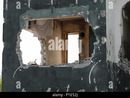 Komplett Haus mit einem großen Loch in der Wand des Raumes zerstört Stockfoto