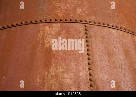 Silo: ein stillgelegtes Getreidesilo zu den Elementen ausgesetzt ist links nach Rost Stockfoto