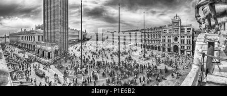 Venedig, Italien - 29. April: Panoramablick auf das Luftbild von Touristen, die in der berühmten Piazza San Marco (St. Mark's Square), soziale, religiöse und politische Stockfoto