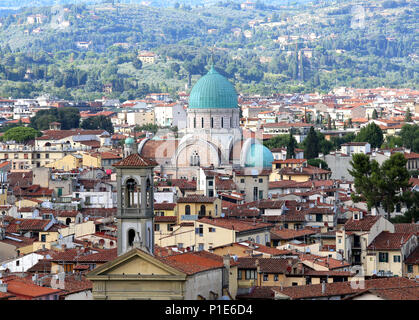 Kuppel der Synagoge und Jüdisches Museum in Florenz Italien und eine Kirche im Vordergrund. Stockfoto