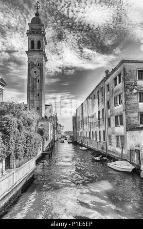 Venedig, Italien - 29. April: Blick über die malerische Architektur entlang auf den Kanal Rio dei Greci und der schiefe Kirchturm der Kirche des Hl. Georg von Stockfoto