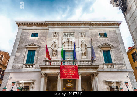 Venedig, Italien - 29. April: Fassade des berühmten Theater La Fenice in Venedig, Italien, 29. April 2018. Es ist eines der renommiertesten Theater der hist Stockfoto