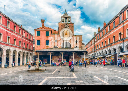 Venedig, Italien - 29. April: Fassade der Kirche San Giacomo di Rialto, San Polo Bezirk von Venedig, Italien, 29. April 2018. Es ist traditionell als Stockfoto