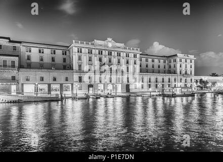 Venedig, Italien - 29. April: Malerische Architektur entlang des Canal Grande mit schönen Reflexion in Cannaregio, Venice, Italien, 29. April 2018 Stockfoto