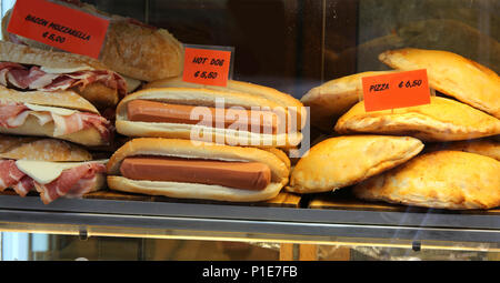 Typisch deutsche Sandwich gefüllt mit Frankfurter für Verkauf in einem Sandwich Shop Stockfoto