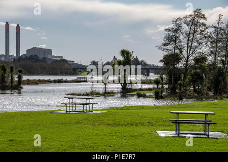 Huntly, Neuseeland 2013. Blick auf den Waikato River und Huntly Power Station Stockfoto