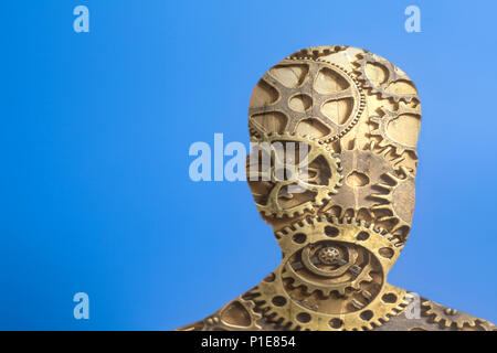 Menschlichen Kopf Modell mit Zahnrädern auf blauem Hintergrund Stockfoto