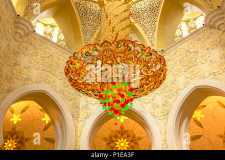 Abu Dhabi, VAE - April 22, 2013: Die große Kronleuchter im Gebetsraum der Moschee Sheikh Zayed. Stockfoto