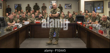Am 14. Oktober 2016 wandte sich der Kommandant des Marine Corps im Hauptquartier der US Forces Korea an die Marines über die Erwartungen an die Führung, die Einsatzbereitschaft und die strategische Leitung des US Marine Corps. Das Briefing betonte Ausbildung, Disziplin, Einsatzbereitschaft und Koordination mit den alliierten Streitkräften, um eine effektive Stationierung und Unterstützung der Operationen des Marine Corps im koreanischen Theater zu gewährleisten. Stockfoto