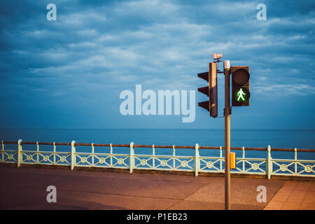 Grüne fußgängerampel am Abend, Brighton Beach, Brighton, England Stockfoto