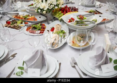 Tabelle der Rezeption Buffet mit kalten Snacks, Fleisch, Salate und Obst. Serviert tablefor Hochzeit Stockfoto