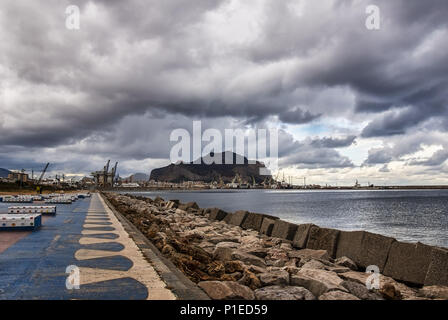 Palermo Hafen mit bewölktem Himmel, direkt am Meer, Blick auf den Monte Pellegrino. Sizilien Italien Stockfoto