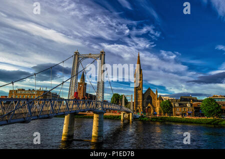 Die Fußgängerbrücke über den Fluss Ness beitritt Huntly Street und Bank Street in Inverness mit einem Goldenen Stunde Licht am späten Nachmittag. Stockfoto