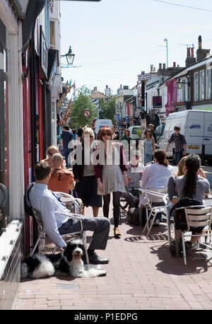 Ein Sommer am Nachmittag in Sydney Street, North Laine, Brighton, East Sussex, England, Großbritannien Stockfoto