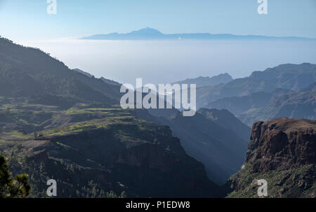 Blick auf die Berge von Gran Canaria auf den Vulkan Teide, Gran Canaria, Kanarische Inseln, Spanien