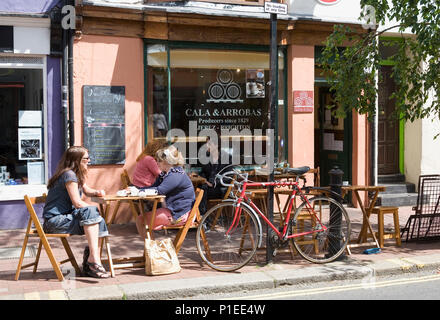 Cafe Kultur in Cala & Arrobas Solera und Tapas Bar, Sydney Street, North Laine, Brighton, East Sussex, England, Großbritannien Stockfoto