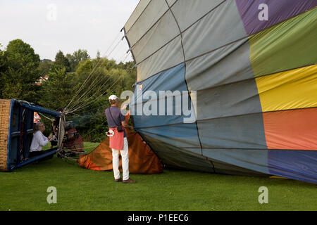 Vorbereitung von einem Heißluftballon take-off, dinton Recreation Ground, S. Wiltshire Stockfoto